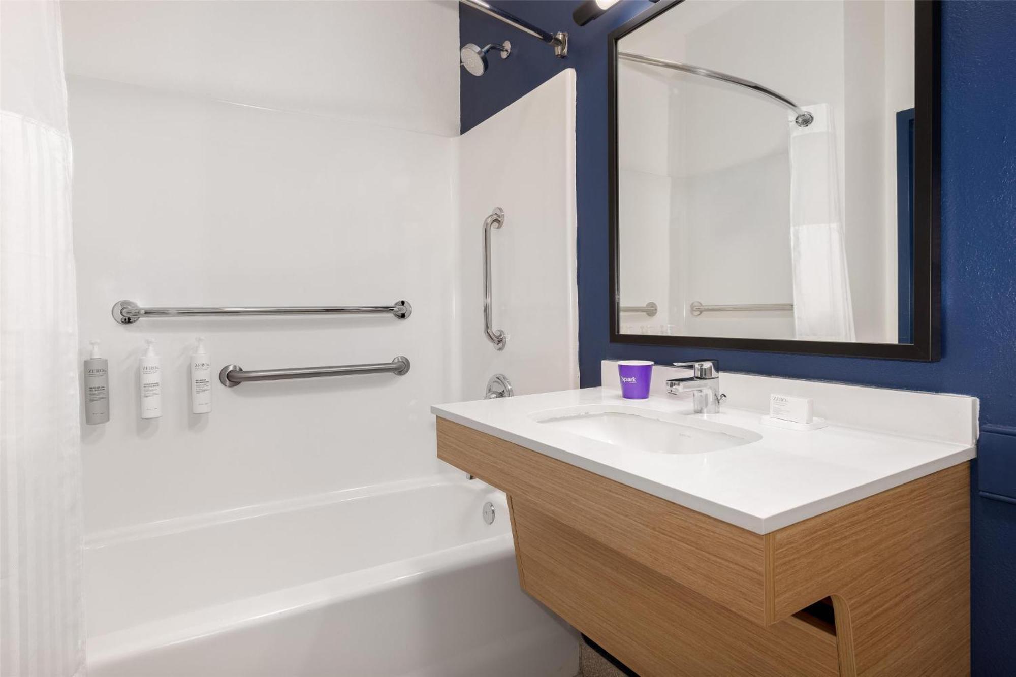 Queen Room Accessible Tub,1704931051:JPEG